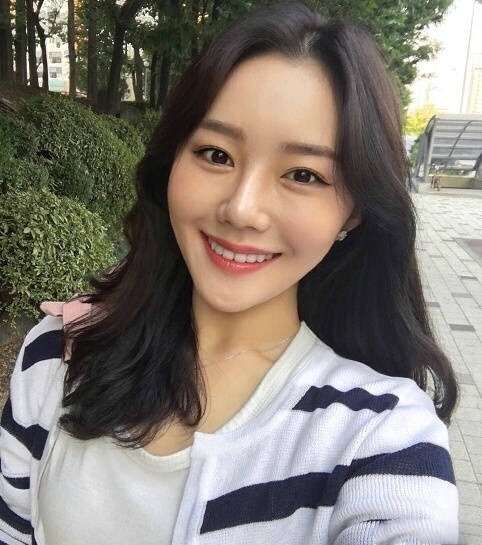 齐肩中长发带一些凌乱小卷发型美女自拍照