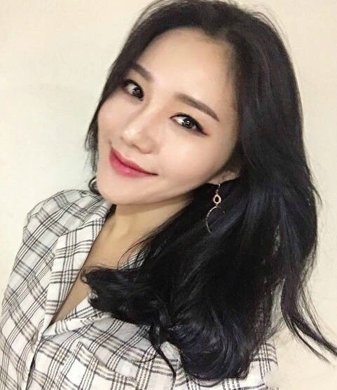 齐肩中长发带一些凌乱小卷发型美女自拍照