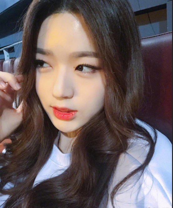 蜜茶色甜系少女波浪卷美女自拍照