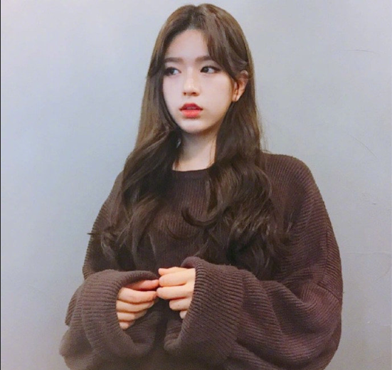 蜜茶色甜系少女波浪卷美女自拍照