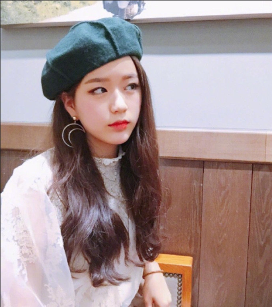 蜜茶色甜系少女波浪卷美女自拍照