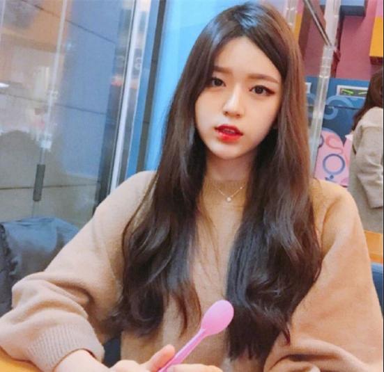 蜜茶色甜系少女波浪卷美女自拍照