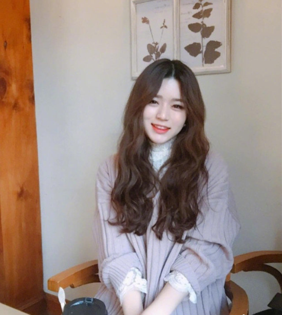 蜜茶色甜系少女波浪卷美女自拍照
