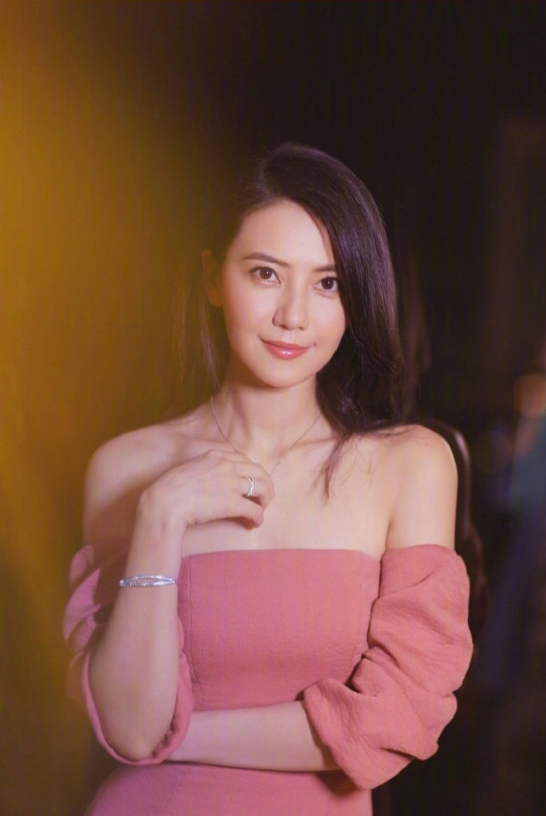 长发短发都美的大眼美女高圆圆图片