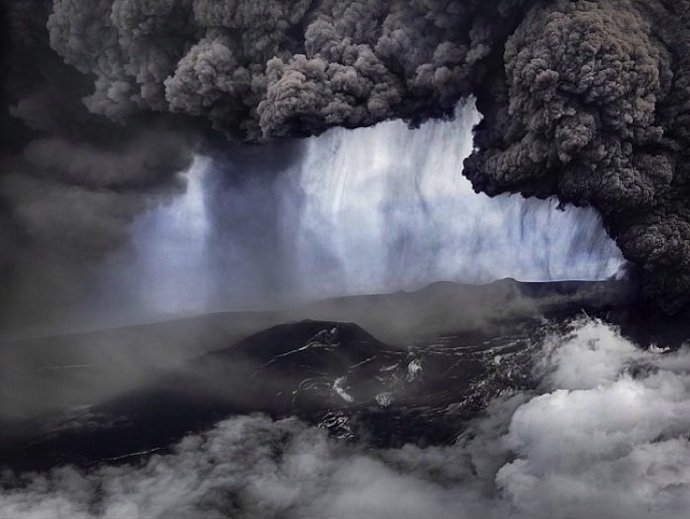 壮观的冰岛火山喷发风景图片