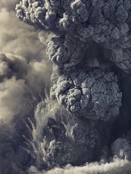 壮观的冰岛火山喷发风景图片