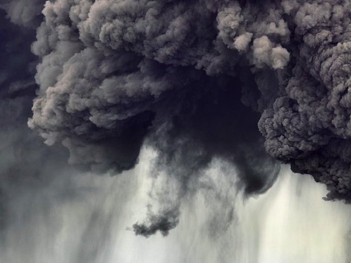壮观的冰岛火山喷发风景图片