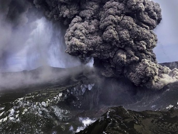 壮观的冰岛火山喷发风景图片