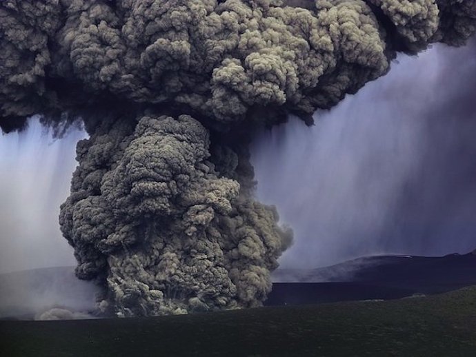 壮观的冰岛火山喷发风景图片