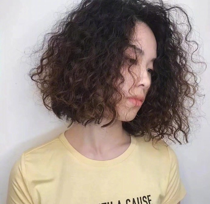 超流行的短发爆炸头美女自拍照图片