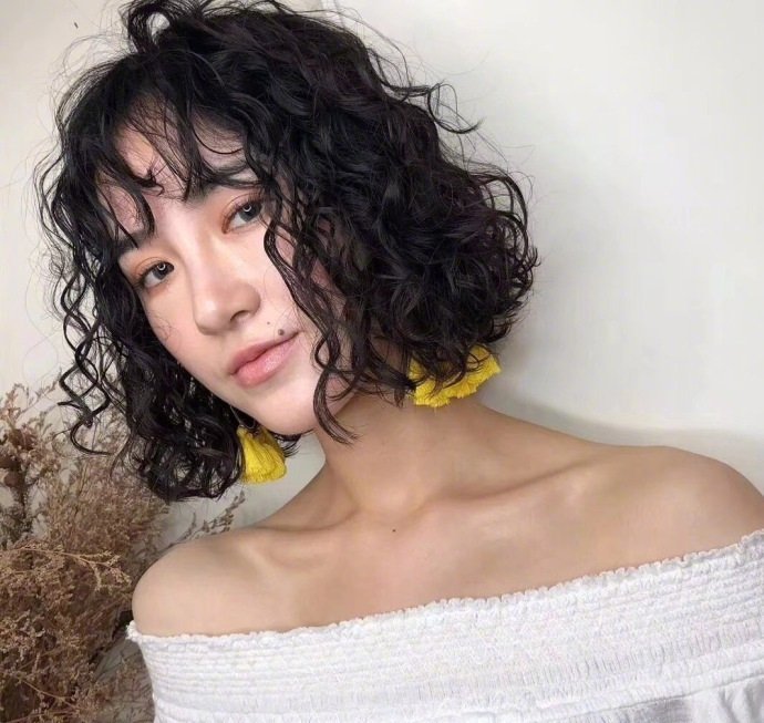 超流行的短发爆炸头美女自拍照图片