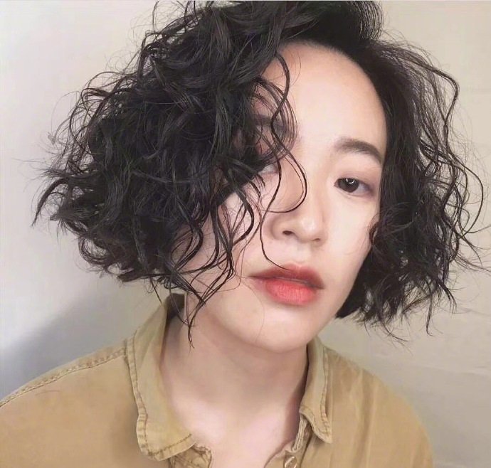 超流行的短发爆炸头美女自拍照图片