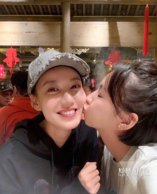中国美女图片 女演员佟丽娅高露闺蜜自拍照