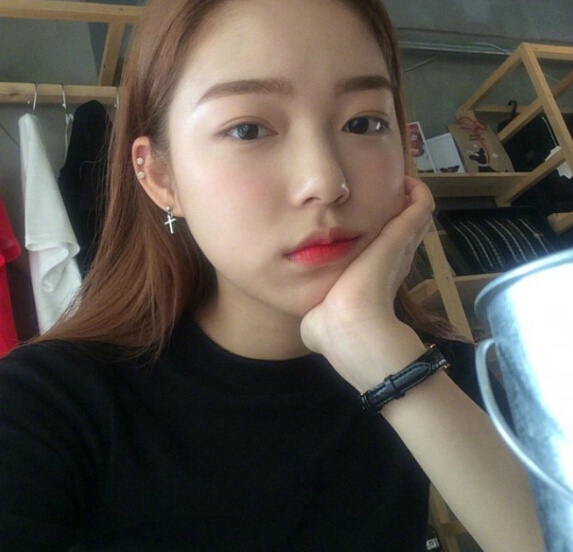 最有味道的微卷长发美女自拍照图片