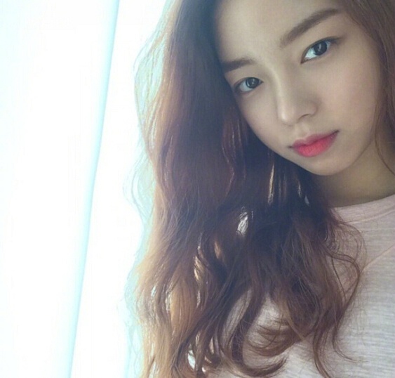 最有味道的微卷长发美女自拍照图片