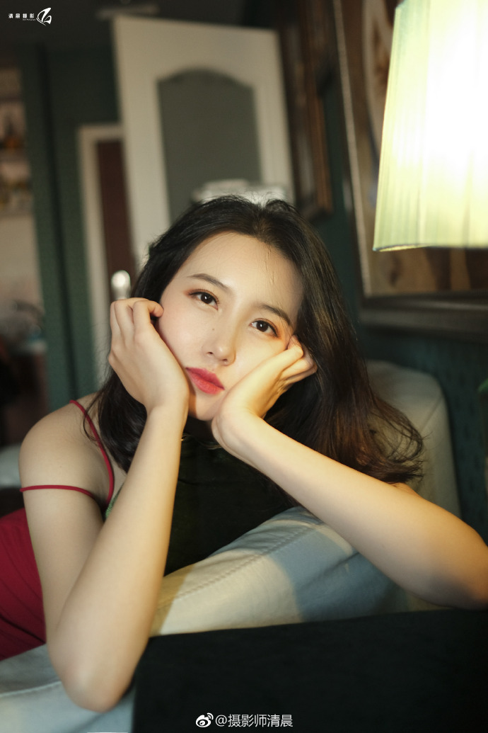 清纯美女翊名红裙性感图片