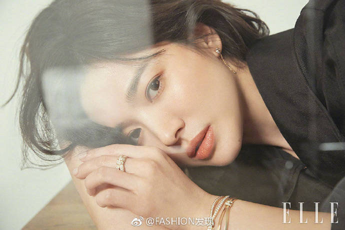 韩国女演员宋慧乔《ELLE》2019年三月刊封面图片