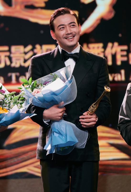 内地男演员杨烁获得最佳男演员图片