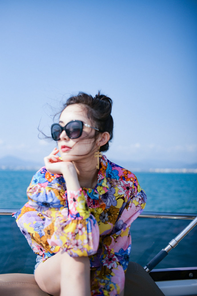 新疆美女明星古力娜扎度假美照