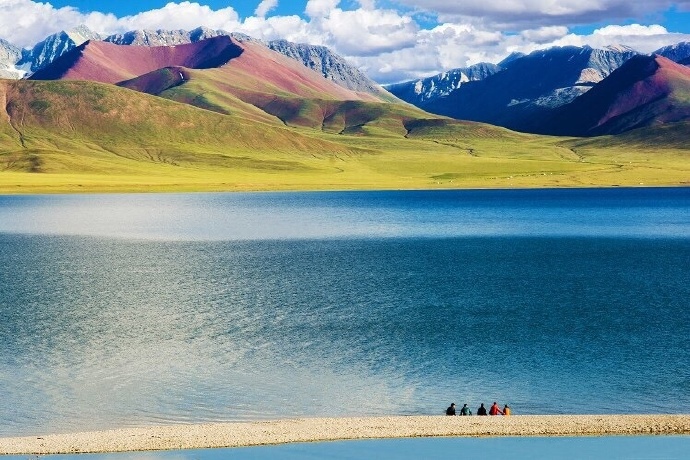 西藏夏天的圣湖风景图片