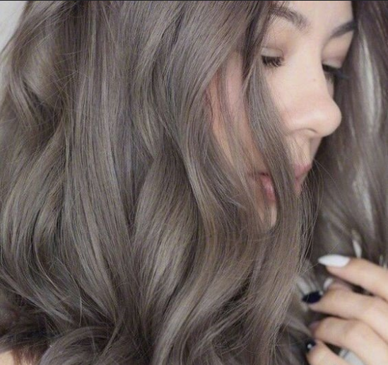 大热发色雾面灰＋咖啡色酷酷的发色中性风美女
