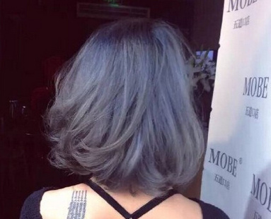 不长不短的齐肩卷发美女自拍照图片