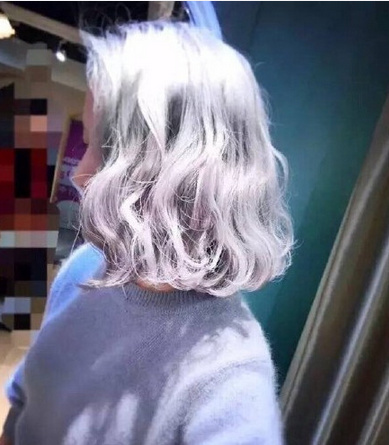 不长不短的齐肩卷发美女自拍照图片