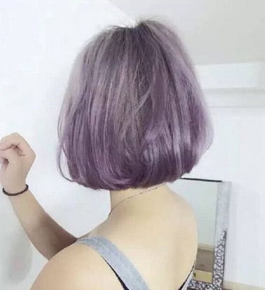 不长不短的齐肩卷发美女自拍照图片