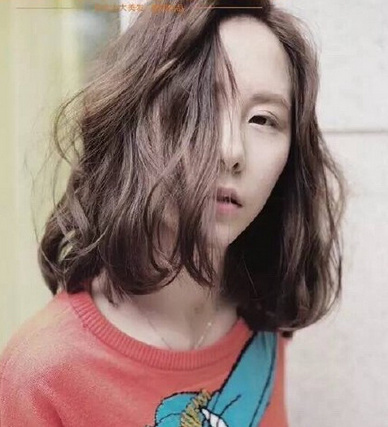 不长不短的齐肩卷发美女自拍照图片