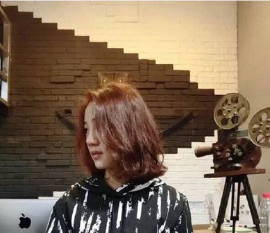 不长不短的齐肩卷发美女自拍照图片