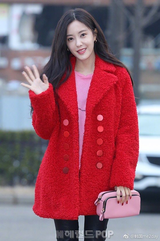 韩国美女朴孝敏红色外套上班图片
