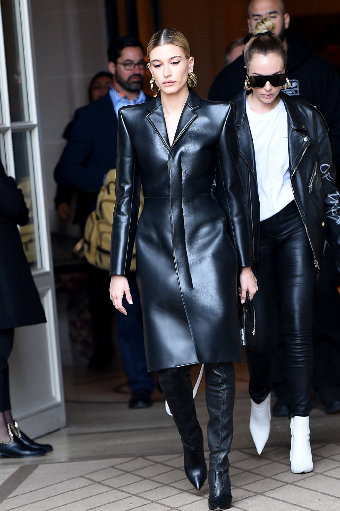 欧美美女Hailey Baldwin Bieber巴黎时装周黑色皮装酷