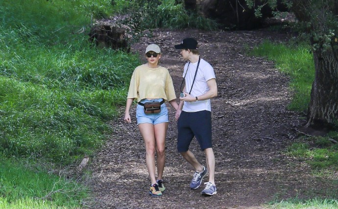 欧美女歌手泰勒·斯威夫特和乔·阿尔文在圣莫妮