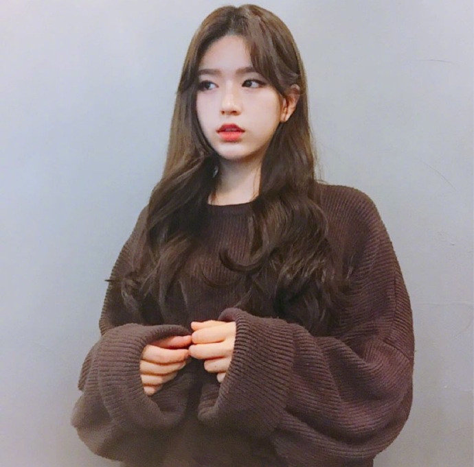 甜美系波浪卷少女自拍照图片