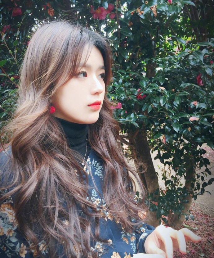 甜美系波浪卷少女自拍照图片