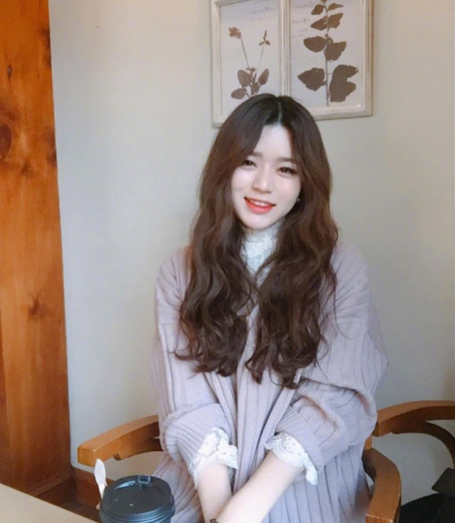 甜美系波浪卷少女自拍照图片