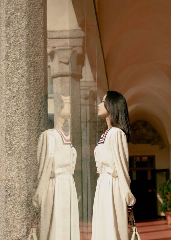 高级脸美女明星倪妮白色连衣裙图片