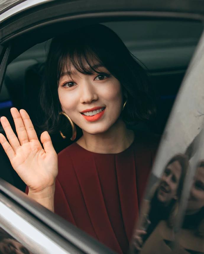 韩国美女演员朴信惠短发红裙图片