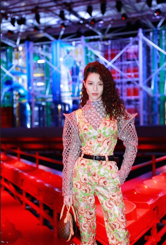 广东美女明星钟楚曦受邀观看2019秋冬路易威登女