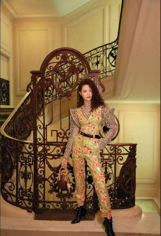 广东美女明星钟楚曦受邀观看2019秋冬路易威登女