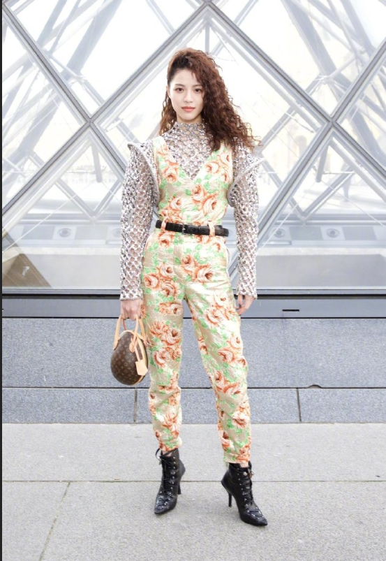 广东美女明星钟楚曦受邀观看2019秋冬路易威登女