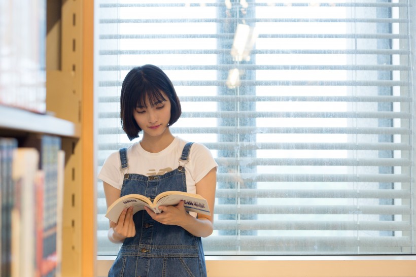 清纯美女图片 短发美女文艺图片