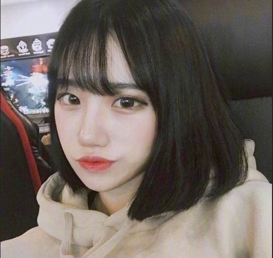 显脸小的文艺短发发型美女自拍图片