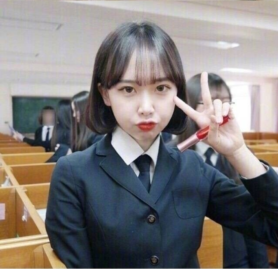 显脸小的文艺短发发型美女自拍图片