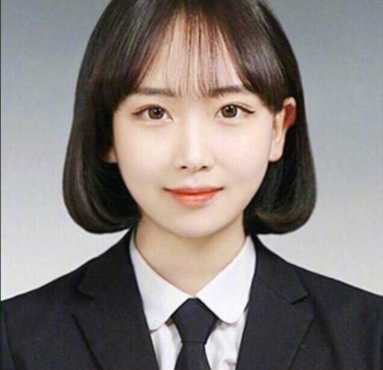 显脸小的文艺短发发型美女自拍图片