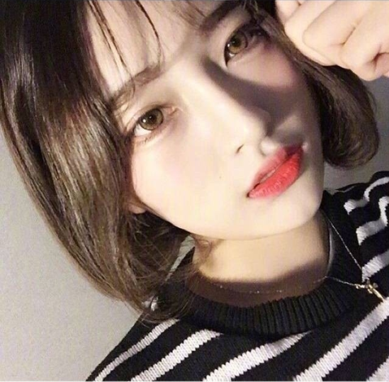 显脸小的文艺短发发型美女自拍图片