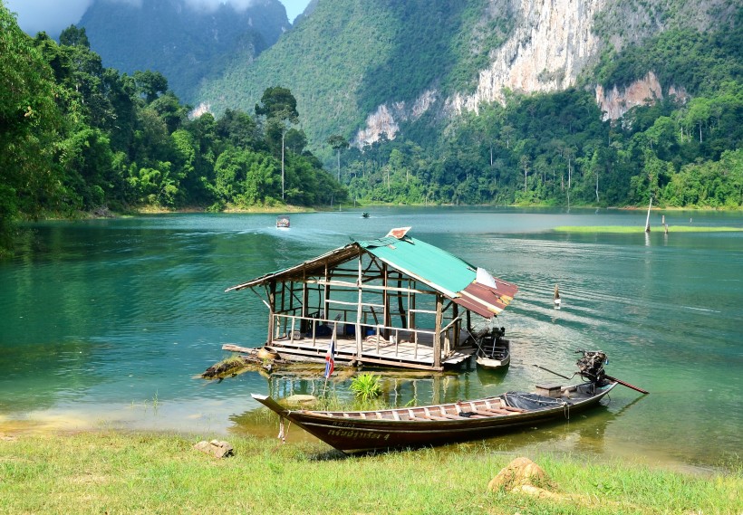 小湖边的小木屋风景图片