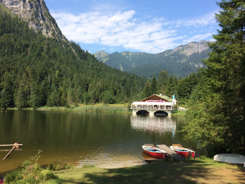 小湖边的小木屋风景图片