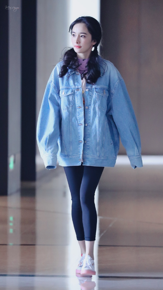北京美女明星杨幂双马尾录节目图片