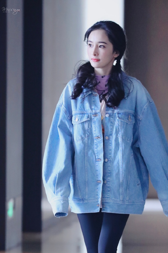 北京美女明星杨幂双马尾录节目图片